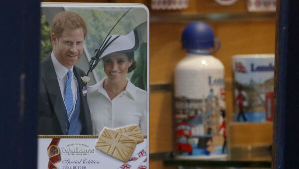Товары c изображением принца Гарри и Меган можно увидеть в витрине магазина в Виндзоре, Англия - Sputnik Беларусь