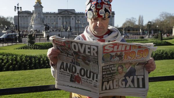 Королевский фанат Джон Лафри позирует с газетой перед Букингемским дворцом в Лондоне - Sputnik Беларусь