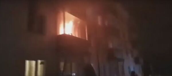 В огонь через балкон: видео спасения жителей Молодечно из пожара - Sputnik Беларусь