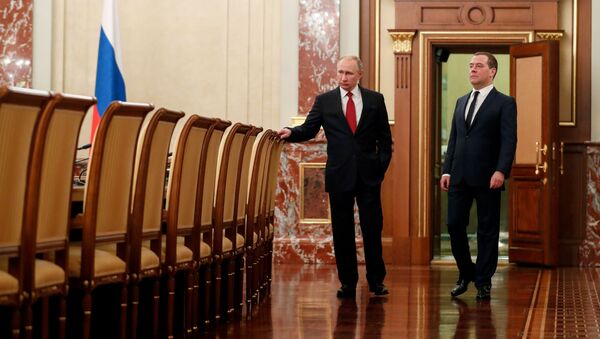 Владимир Путин и Дмитрий Медведев перед заседанием правительства - Sputnik Беларусь