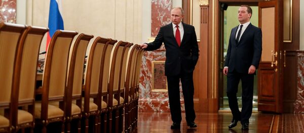 Владимир Путин и Дмитрий Медведев перед заседанием правительства - Sputnik Беларусь