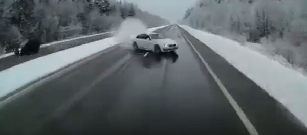 Опубликованы кадры столкновения BMW и фуры под Борисовом  - Sputnik Беларусь