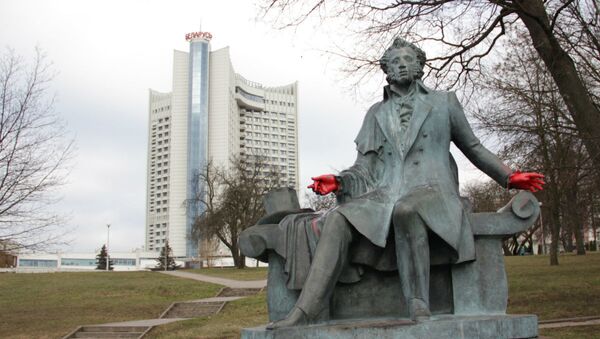 Памятник Александру Пушкину разрисовали в Минске - Sputnik Беларусь
