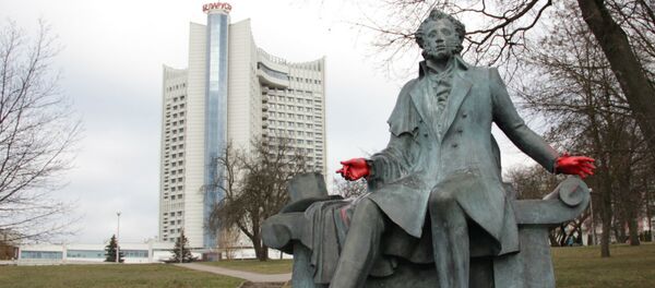 Памятник Александру Пушкину разрисовали в Минске - Sputnik Беларусь