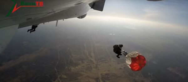 Как белорусские военные десантируются из транспортника - видео Как белорусские военные десантируются из транспортника - видео - Sputnik Беларусь