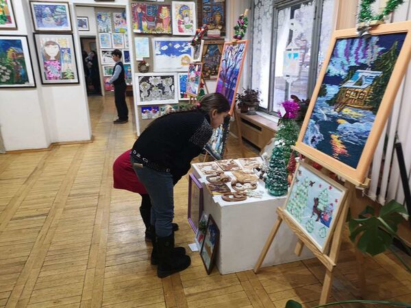 Делиться добром: в Витебске проходит детская рождественская выставка - Sputnik Беларусь