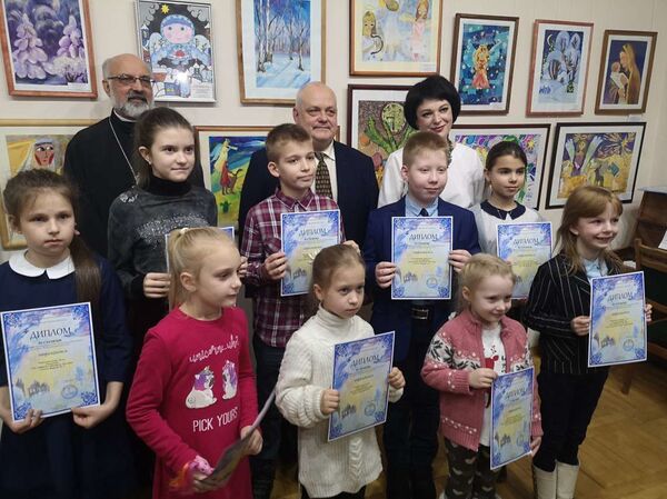 Делиться добром: в Витебске проходит детская рождественская выставка - Sputnik Беларусь