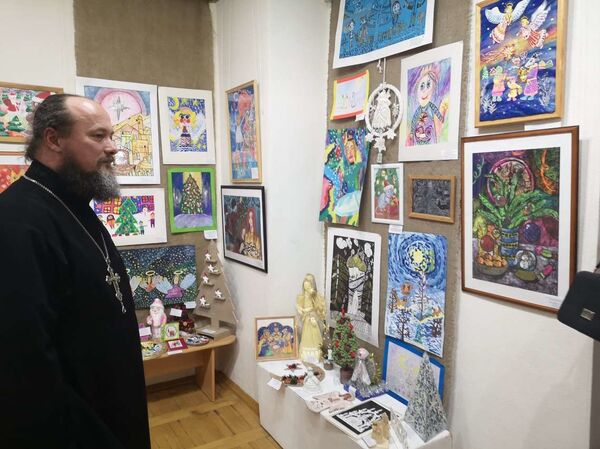 Делиться добром: в Витебске проходит детская рождественская выставка - Sputnik Беларусь