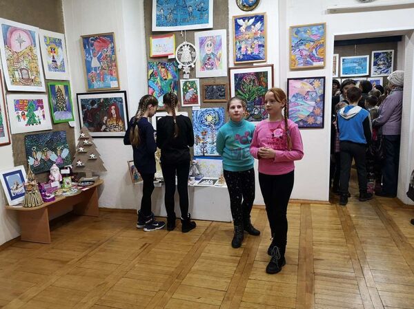 Делиться добром: в Витебске проходит детская рождественская выставка - Sputnik Беларусь