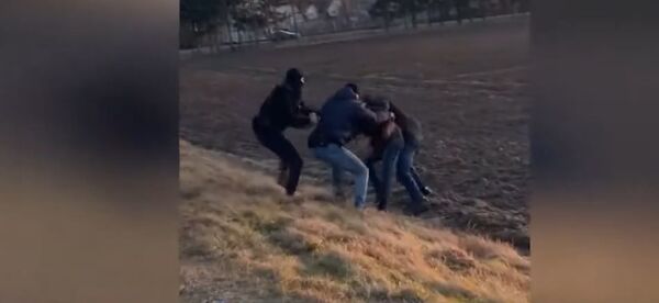 Бойцы ОМОН жестко задержали закладчика спайсов Бойцы ОМОН жестко задержали закладчика спайсов - Sputnik Беларусь