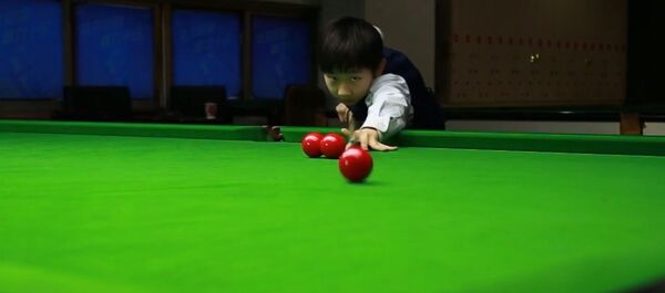Впечатляющая точность: мальчик играет в бильярд как профи - Sputnik Беларусь