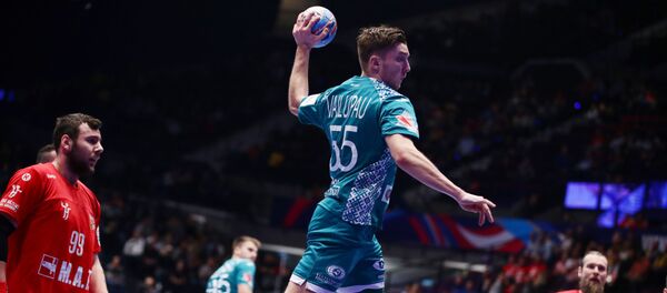 Никита Вайлупов забивает мяч в игре по гандболу Беларусь-Чехия 18 января - Sputnik Беларусь