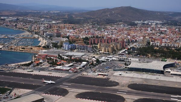 Вид на взлетно-посадочную полосу Международного аэропорта со скалы Гибралтар. На дальнем плане - испанский город Ла Линеа де ла Консепсьон - Sputnik Беларусь