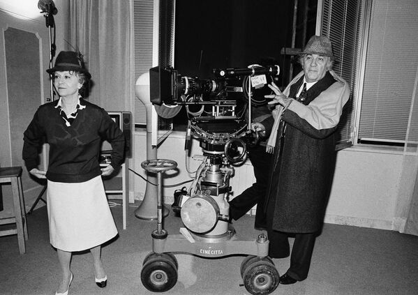 Супруги на съемочной площадке своего нового фильма Джинджер и Фред в римской студии Cinecitta 13 февраля 1985 года.  - Sputnik Беларусь