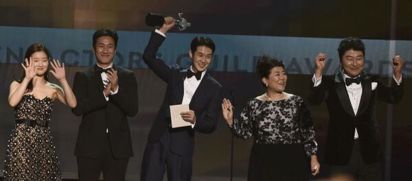 Южнокорейский фильм Паразиты получил главную награду Гильдии киноактеров США  - Sputnik Беларусь