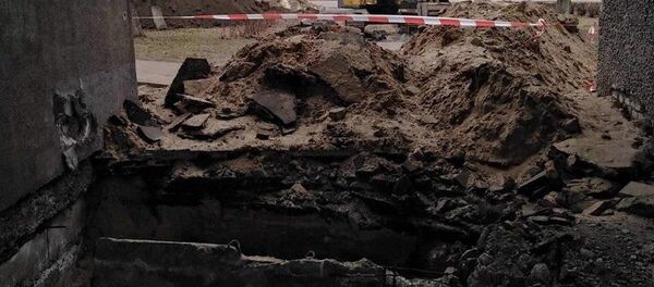 Яма, в которую упал мужчина - Sputnik Беларусь