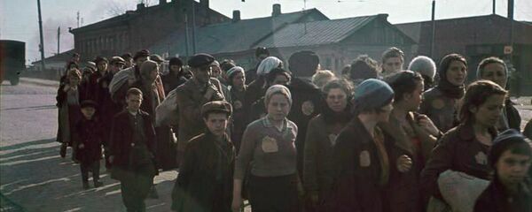 Колонна узников минского гетто, 1941 год Колонна узников минского гетто, 1941 год - Sputnik Беларусь