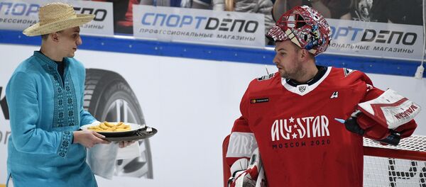 Белорусский хоккеист Вячеслав Грецкий угощает драниками вратаря Юлиуса Гудачека Белорусский хоккеист Вячеслав Грецкий угощает драниками вратаря Юлиуса Гудачека - Sputnik Беларусь