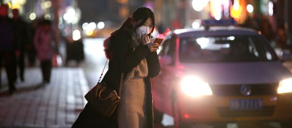 Девушка в марлевой повязке в Китае Девушка в марлевой повязке в Китае - Sputnik Беларусь