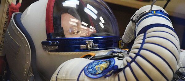 Астронавт НАСА Джек Фишер во время продувки скафандра - Sputnik Беларусь