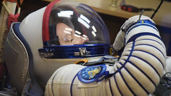 Астронавт НАСА Джек Фишер во время продувки скафандра - Sputnik Беларусь