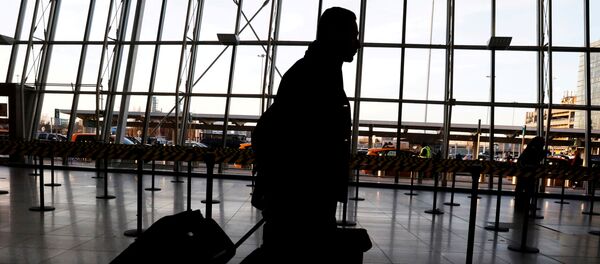 Пассажир в аэропорту JFK - Sputnik Беларусь