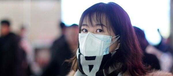 Женщина в маске на железнодорожной станции в Шанхае - Sputnik Беларусь