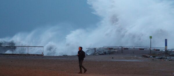 Мужчина во время шторма Глория на пляже в Испании Мужчина во время шторма Глория на пляже в Испании - Sputnik Беларусь
