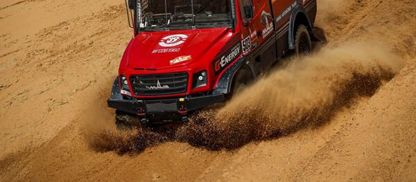 Капотник команды МАЗ-СПОРТавто на ралли в Даккаре Капотник команды МАЗ-СПОРТавто на ралли в Даккаре - Sputnik Беларусь