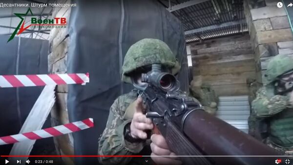 Это не страйкбол: как десантники штурмуют килл-хаус - видео - Sputnik Беларусь