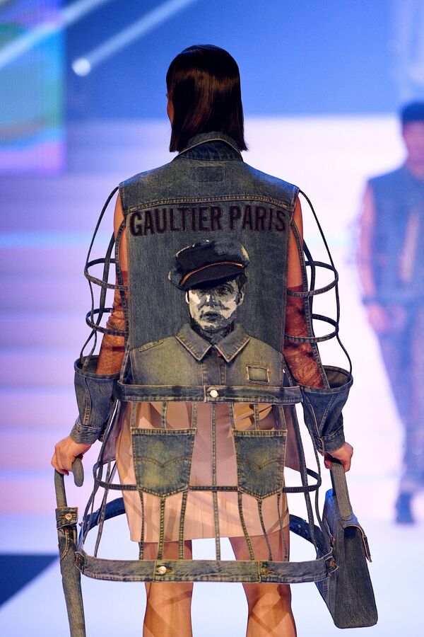 Прощание с подиумом: как Готье провел свой последний модный показ - Sputnik Беларусь