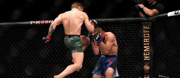 Бой Конора Макгрегора и Дональда Серроне Бой Конора Макгрегора и Дональда Серроне - Sputnik Беларусь