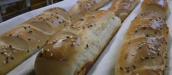 Как испечь правильный багет? Показывает профессиональный пекарь - Sputnik Беларусь