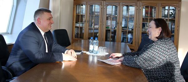 Замглавы МИД Олег Кравченко и временная поверенная США Дженифер Мур - Sputnik Беларусь