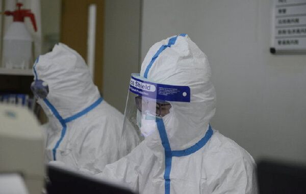 Медики в центральном госпитале города Ухань - Sputnik Беларусь