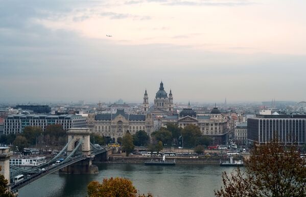 Этот прекрасный вид на цепной мост Сечени и базилику Святого Иштвана из Будапешта увозят все туристы, как минимум, в своем сердце. - Sputnik Беларусь