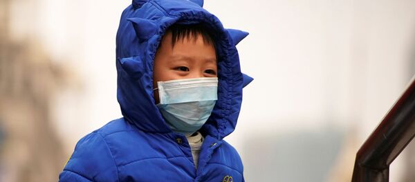 Юный житель Шанхая в повязке - Sputnik Беларусь