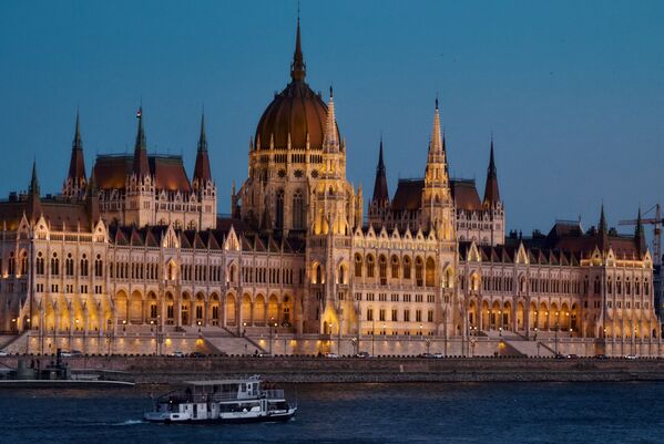Здание венгерского парламента на берегу Дуная было построено в 1896 году. В его архитектуре причудливо сплелись элементы неоготики по образцу Вестминстерского дворца и влияние парижского боз-ара. - Sputnik Беларусь