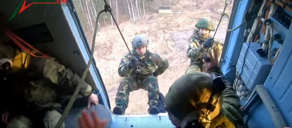 Спецназовцы показали, как десантироваться из вертолета без парашюта Спецназовцы показали, как десантироваться из вертолета без парашюта - Sputnik Беларусь