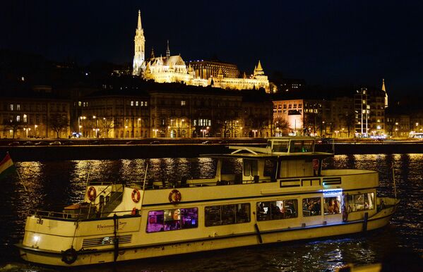 Вообще главная достопримечательность Будапешта — это, конечно, Дунай, на берегах которого разместились великолепные здания, скульптуры, через который перекинулись изящные мосты. - Sputnik Беларусь