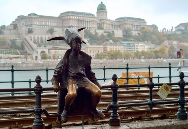 Скульптура Маленькая принцесса на набережной в Будапеште создана в 1972 году по проекту архитектора Ласло Мартона. Он посвятил работу своей старшей дочери Еве, а ее бронзовый колпак костюма шута больше напоминает корону. - Sputnik Беларусь
