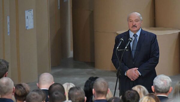 Президент Беларуси Александр Лукашенко на заводе в Шклове - Sputnik Беларусь