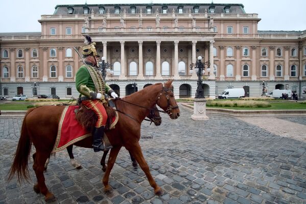 Королевские гвардейцы на территории Королевского дворца в Будапеште. Резиденция венгерских королей была восстановлена в 1980-м. Теперь здесь два музея и Национальная библиотека. - Sputnik Беларусь