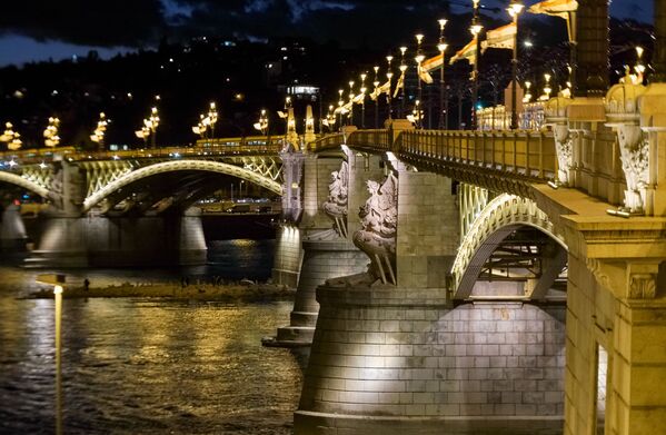 Мост Маргит (Маргарет) через Дунай был спроектирован французским инженером Эрнестом Гуэном, и сооружен в 1872—1876 годах. Мост состоит из двух частей, соединенных на острове Маргит, причем эти части расположены друг к другу под углом в 165°. - Sputnik Беларусь