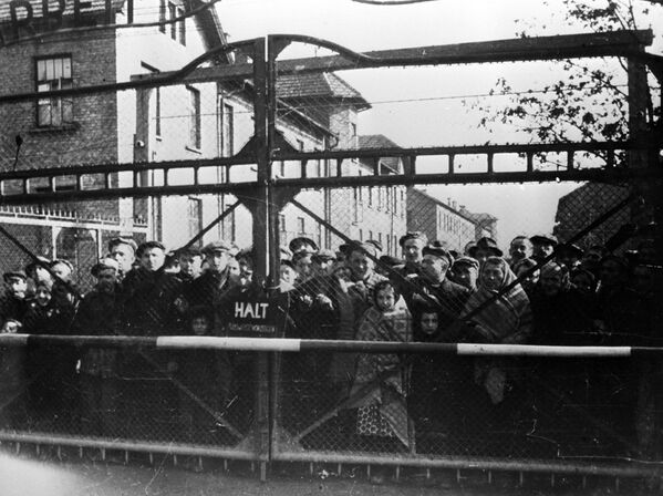 Узники Освенцима перед освобождением лагеря Советской Армией. Когда 27 января 1945 года советские солдаты заняли Освенцим, они нашли там около 7,5 тыс. узников, которых не успели увезти. - Sputnik Беларусь