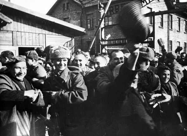 Первые минуты после освобождения лагеря Советской Армией. - Sputnik Беларусь