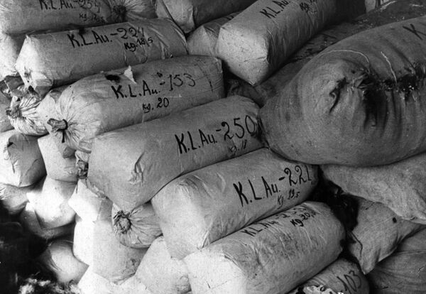 Мешки с волосами уничтоженных узников концентрационного лагеря Освенцим.  - Sputnik Беларусь