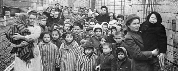 Советские врачи и представители Красного креста среди узников Освенцима в первые часы после освобождения лагеря - Sputnik Беларусь