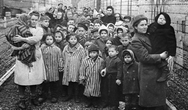 Советские врачи и представители Красного креста среди узников Освенцима в первые часы после освобождения лагеря. - Sputnik Беларусь