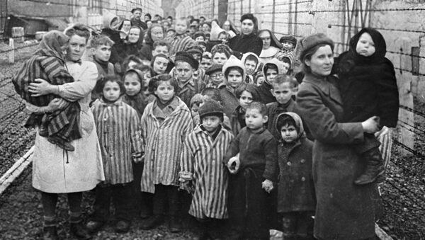 Советские врачи и представители Красного креста среди узников Освенцима в первые часы после освобождения лагеря - Sputnik Беларусь